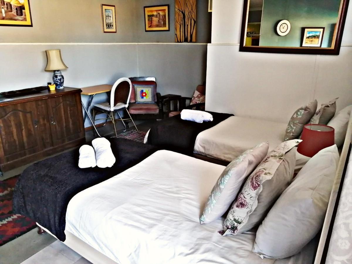 Suzie'S Coffee Shop Accommodation Bellville Exterior photo